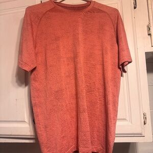 Lululemon Mens Metal Vent Tech 2.0 Disrupted Grid Mulled Wine Pink T-shirt size